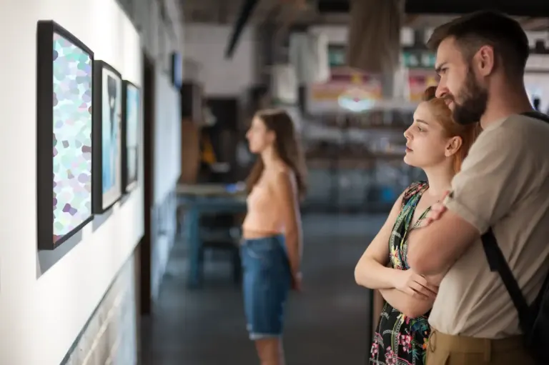Comment un bon encadrement peut-il transformer une œuvre d’art et améliorer son impact visuel ?