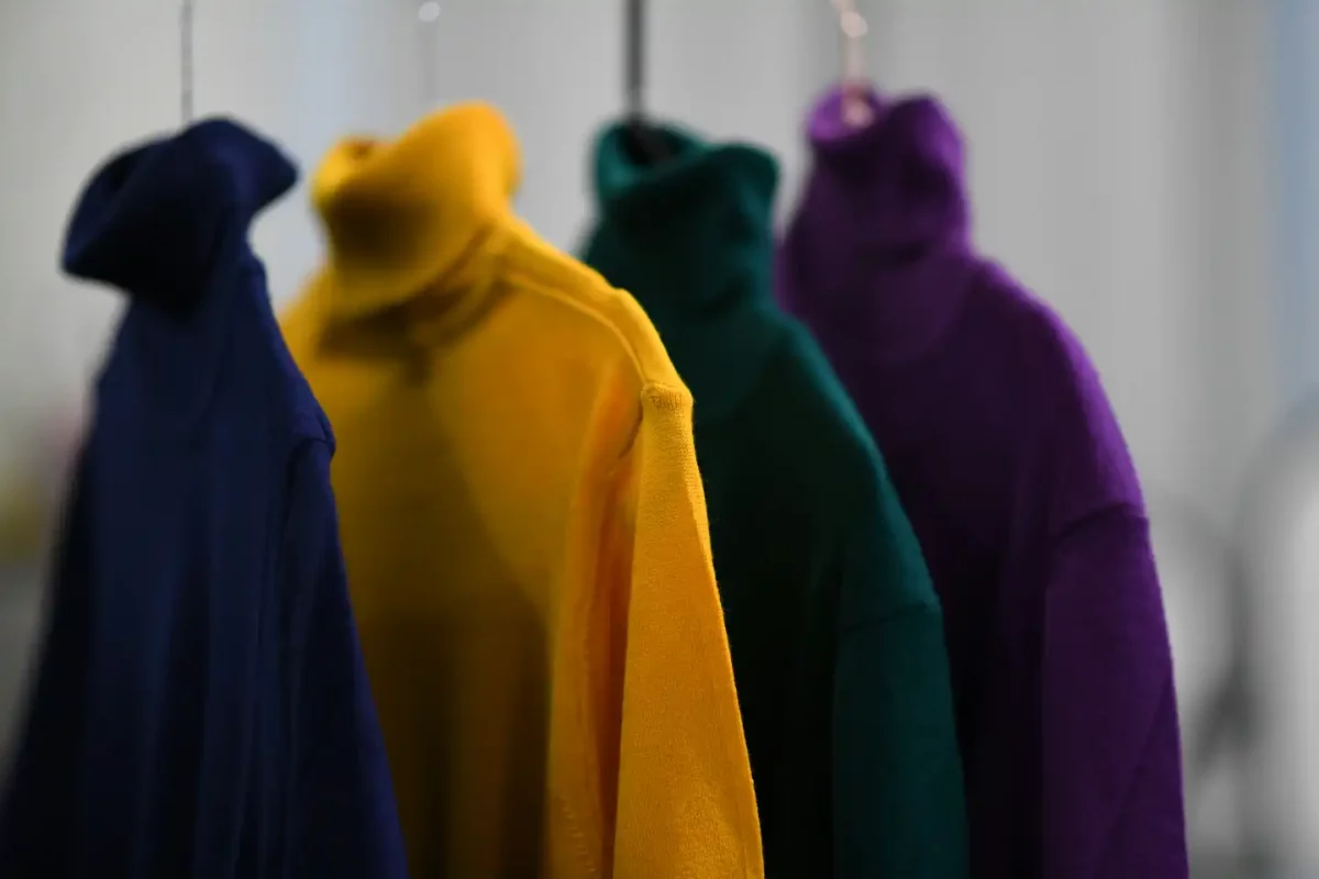 Le pull col roulé : un classique indémodable pour affronter les journées froides.