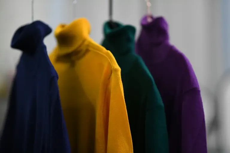 Le pull col roulé : un classique indémodable pour affronter les journées froides.