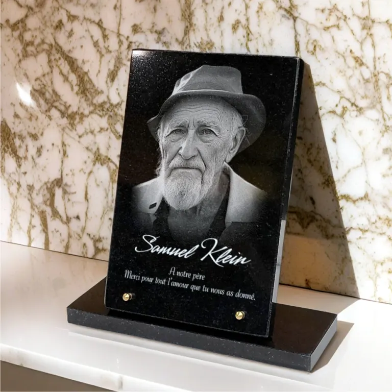 Plaque funéraire personnalisée : un hommage durable pour aider votre deuil