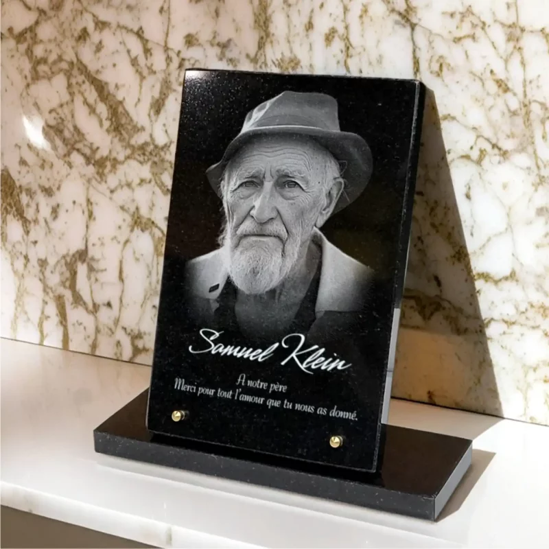 Plaque funéraire personnalisée : un hommage durable pour aider votre deuil