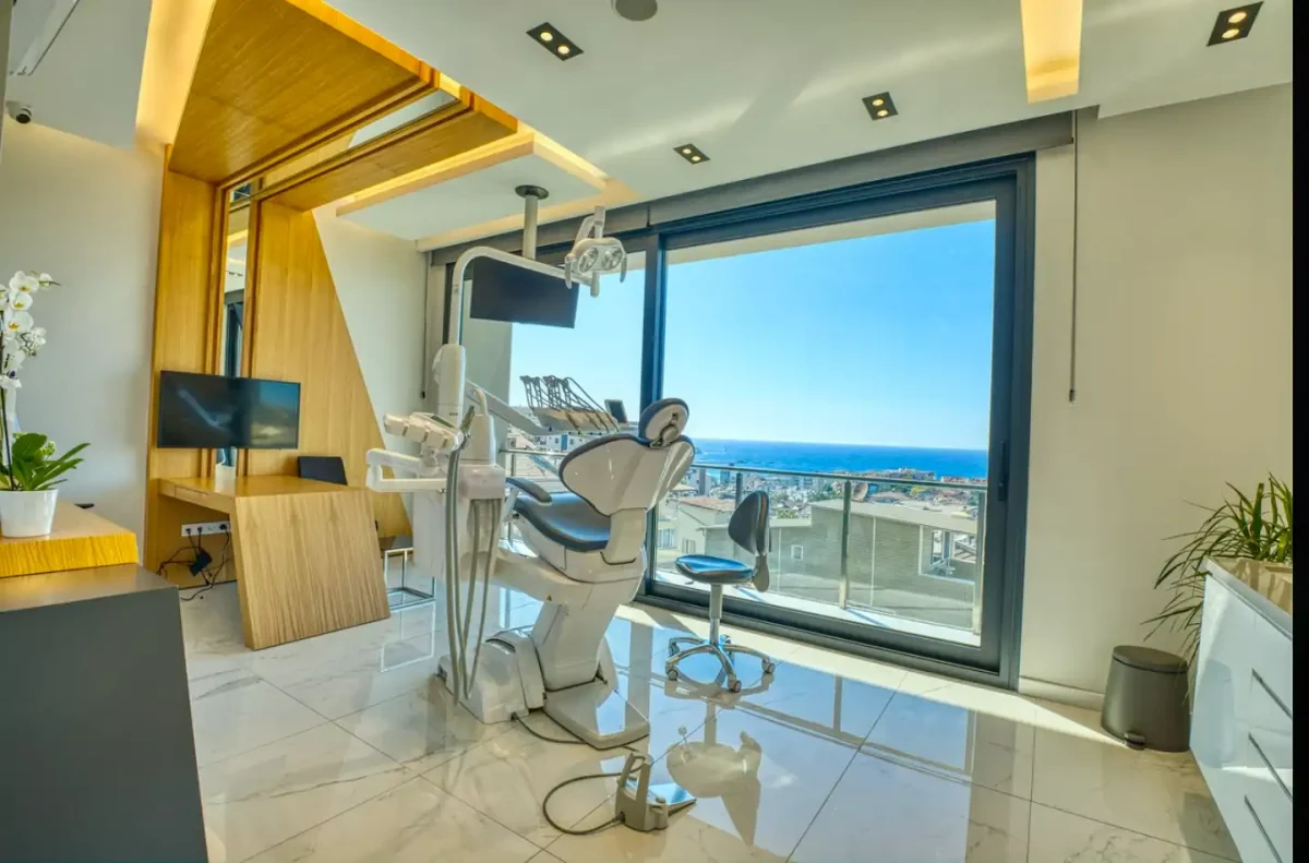 Refaire ses dents à l&rsquo;étranger : pourquoi choisir les implants dentaires en Turquie ?
