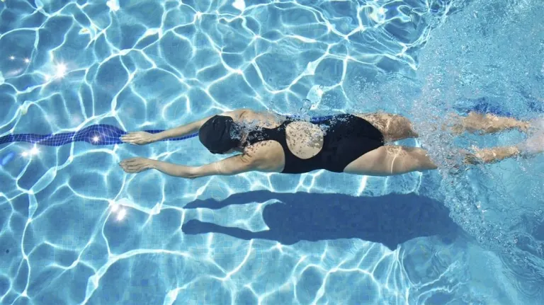 Natation et soins de la peau : les bons gestes pour protéger votre épiderme