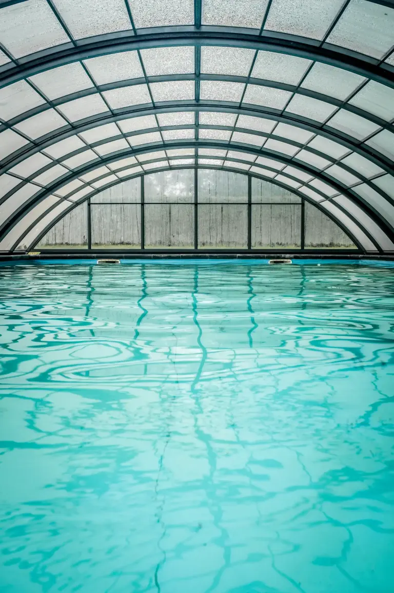 Pourquoi adopter un abri de piscine moderne transforme votre quotidien