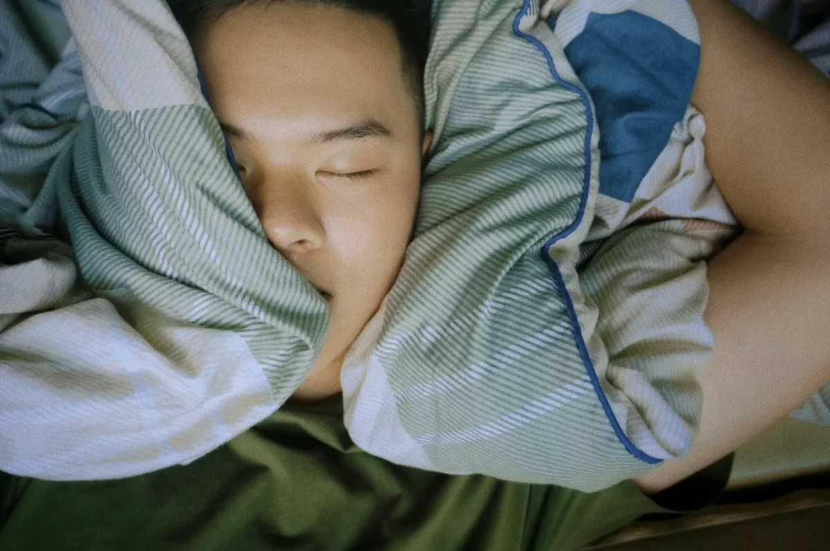 Ronflements : quand la santé dentaire influence la qualité du sommeil