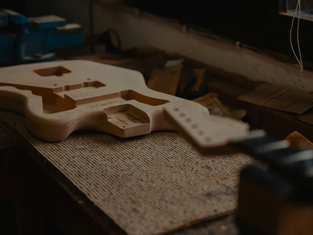 Le bois du corps de guitare : comment il influence vraiment le son et le confort