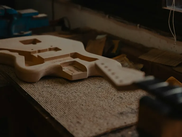 Le bois du corps de guitare : comment il influence vraiment le son et le confort