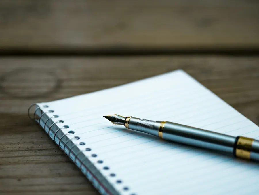 Cahier ouvert pour vérifier l’orthographe de bien sûr