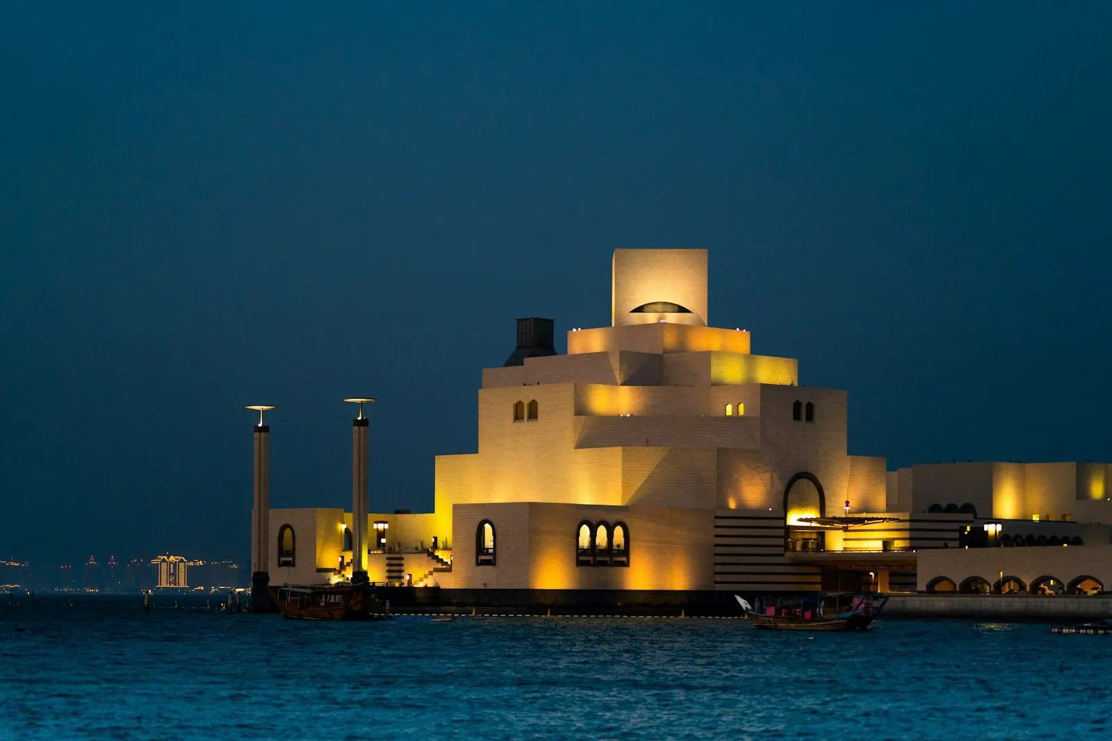 Vue nocturne du Musée d’art islamique à Doha, Qatar, unique pays en Q