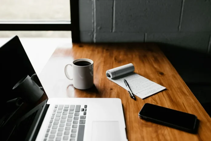 Ordinateur portable et carnet pour lire des conseils de vie en ligne