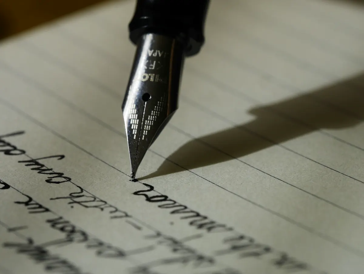 Cahier et stylo pour écrire correctement le cas échéant en français