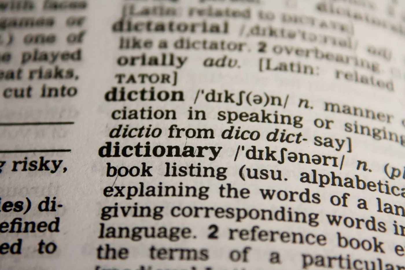 Page de dictionnaire : définition de mots et lexique