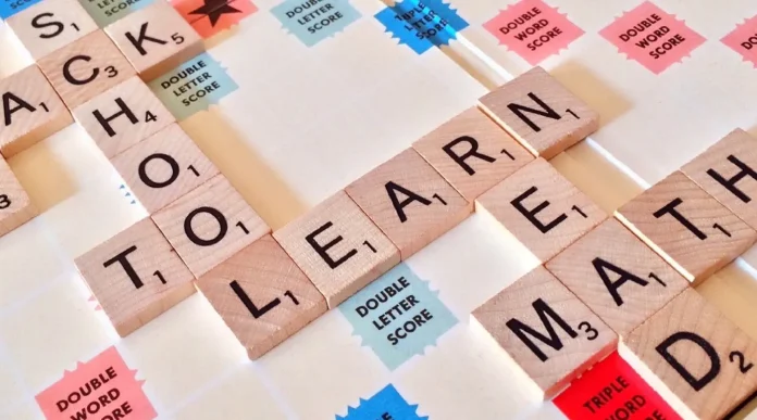 Plateau de Scrabble avec tuiles en bois formant des mots
