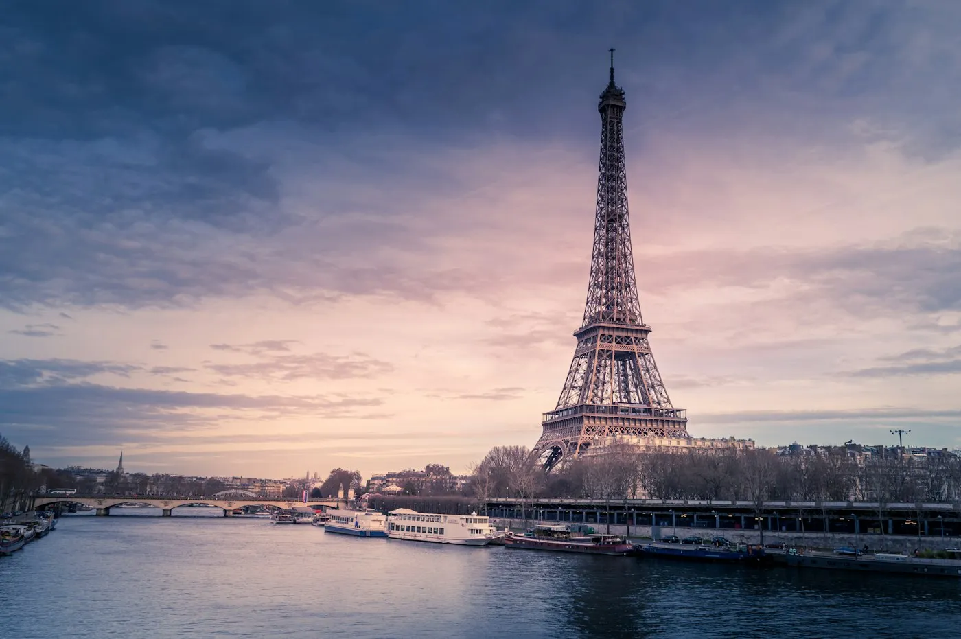 Tour Eiffel et toits de Paris, capitale de la France, l’un des trois pays en F