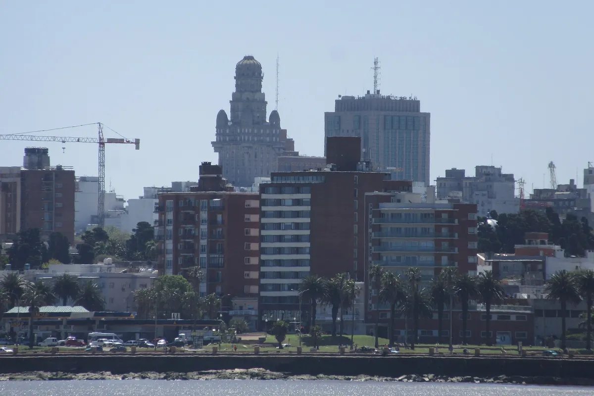 Centre de Montevideo et palais Salvo vus depuis la Rambla, capitale de l’Uruguay, pays en U