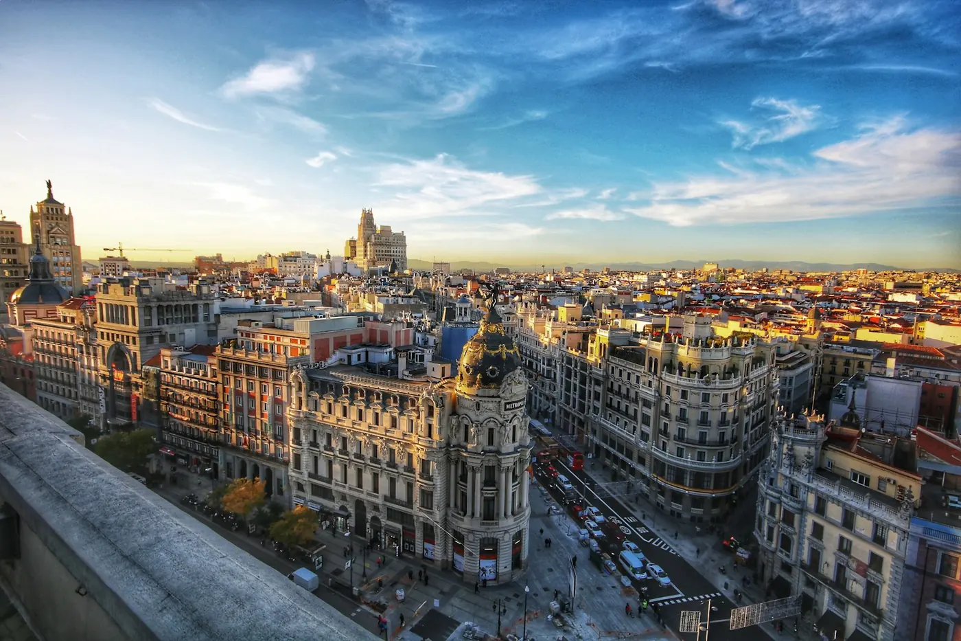 Paysage urbain et collines en Espagne, l’un des dix pays en E parmi les États ONU