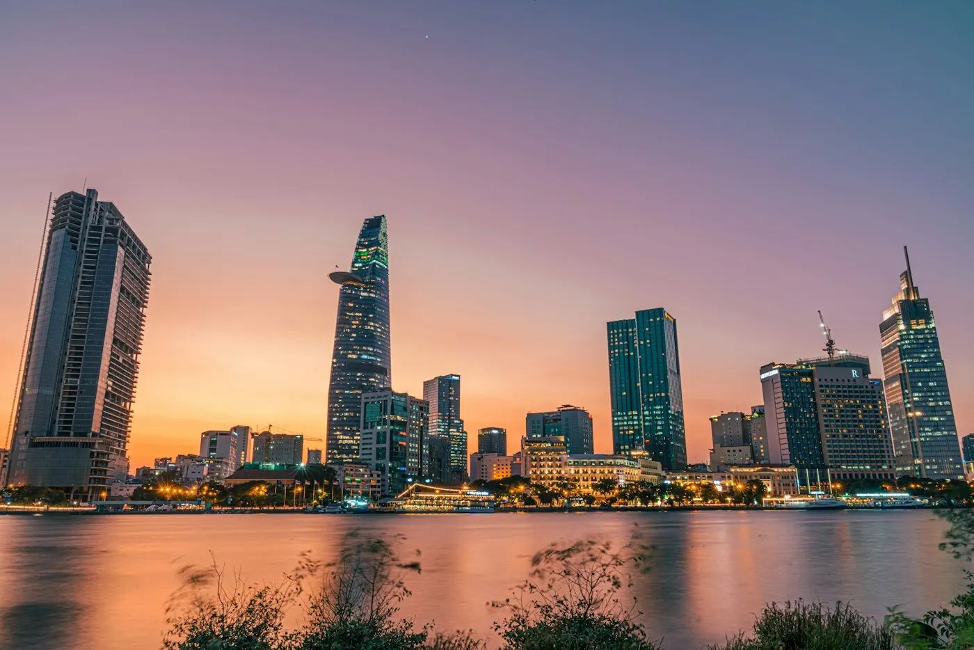 Skyline de Hô Chi Minh-Ville (Saïgon) au Vietnam au crépuscule, reflétée sur la rivière Saïgon