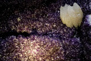 Géode d’améthyste violette, la couleur améthyste fait partie des couleurs en A