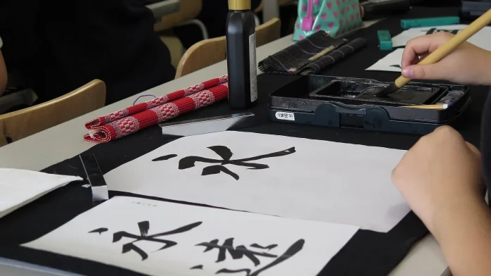 Calligraphie japonaise en action : pinceau et encre, symbole des langues les plus dures au monde