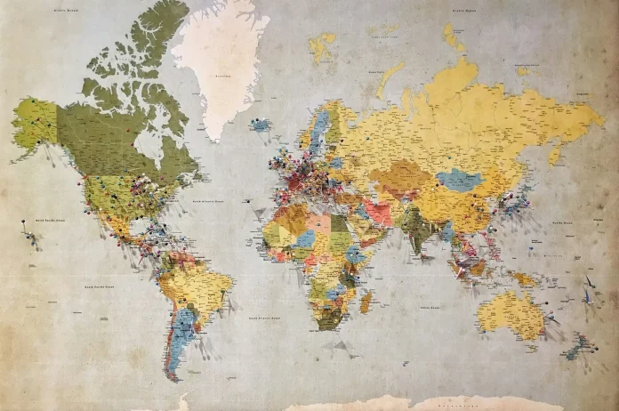 Carte du monde avec punaises, utile pour situer les pays en E (Espagne, Égypte, Estonie…)