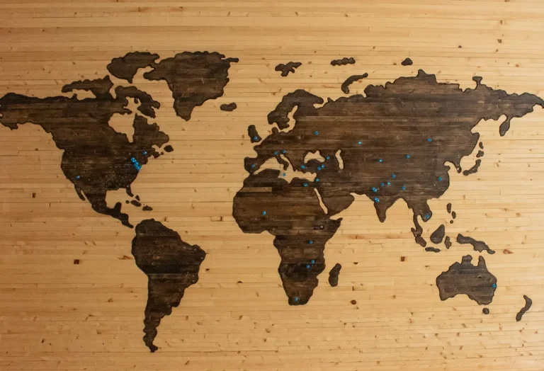 Carte du monde avec punaises, utile pour situer les pays en F (France, Finlande, Fidji)