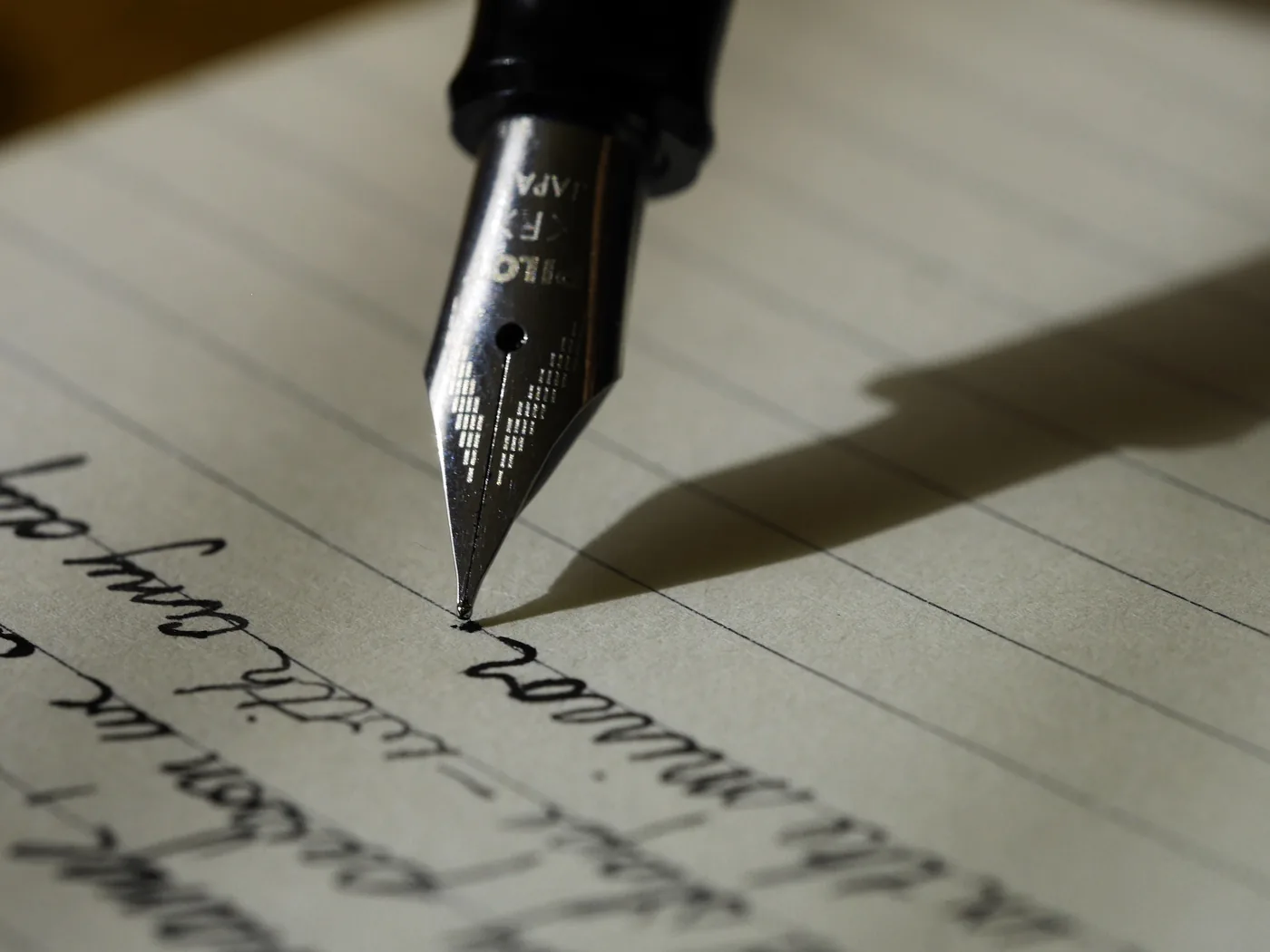 Outils d écriture sur un bureau, pour rappeler la règle de malgré sans s