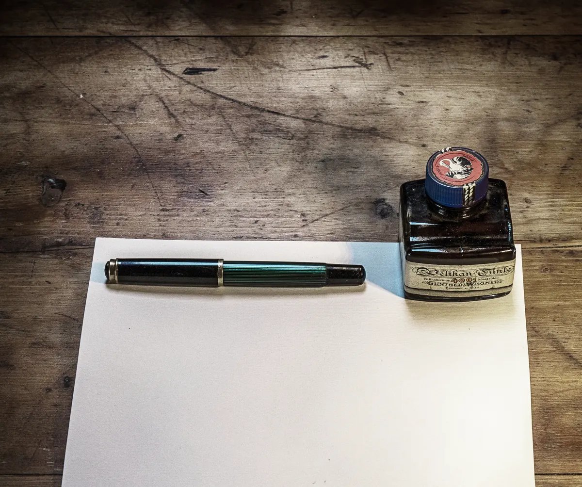 Plume et encrier sur un bureau, symbole de l orthographe française
