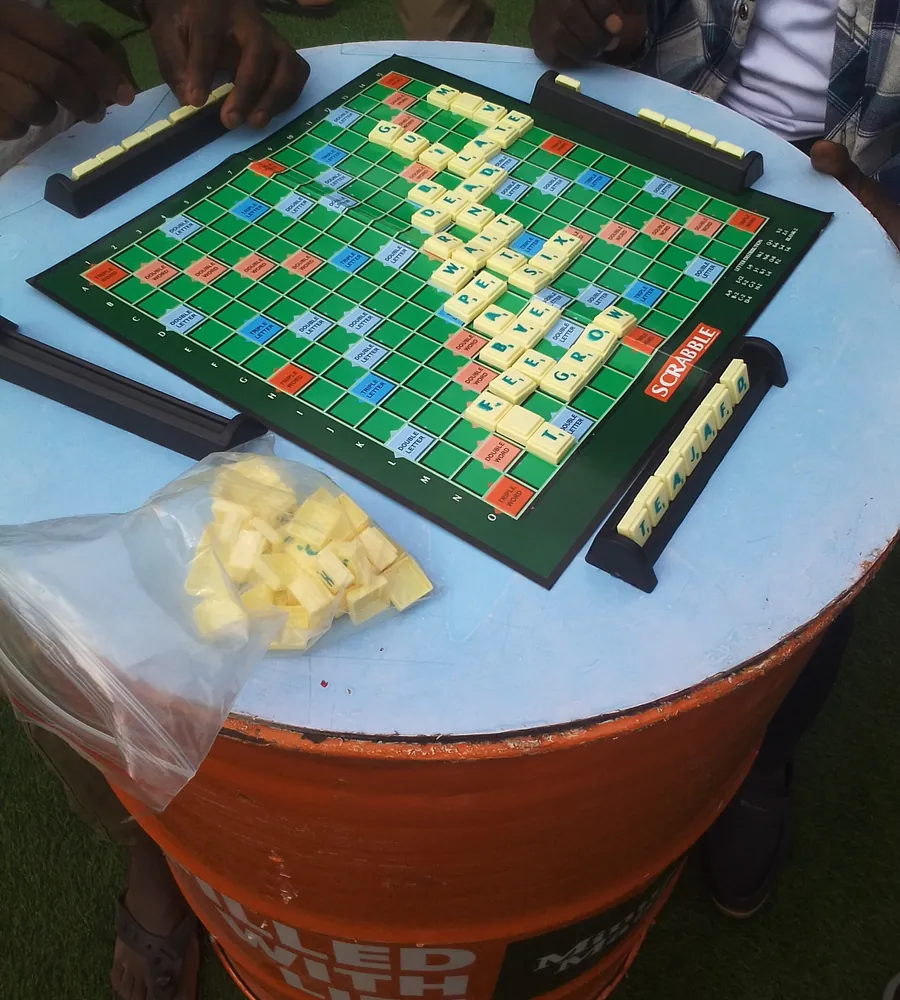 Partie de Scrabble en cours sur un plateau, jouer un mot avec Q
