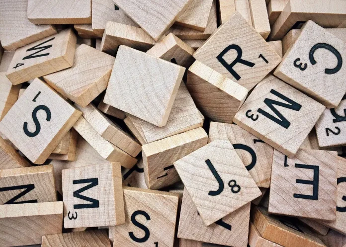 Lettres de Scrabble en bois en vrac, pour trouver un mot avec X