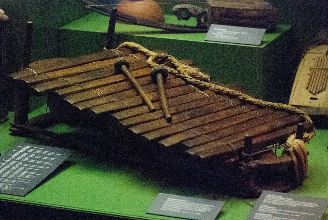Xylophone africain en bois avec ses deux mailloches, XYLOPHONE est un mot qui commence par X