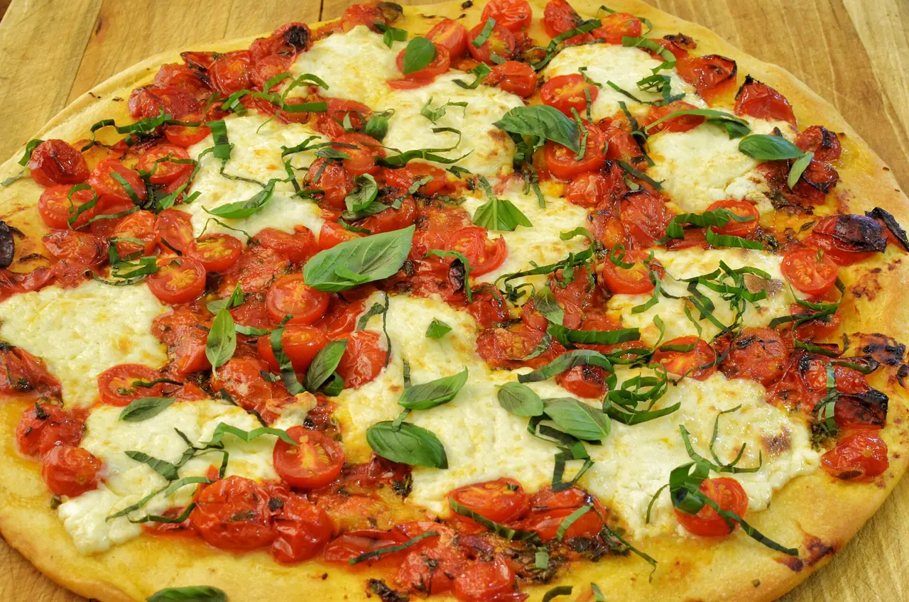 Pizza margherita aux tomates cerises, mozzarella et basilic, PIZZA s’écrit avec deux Z