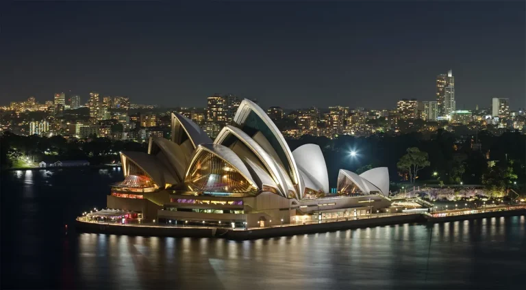 Opéra de Sydney illuminé la nuit, Australie, un des pays en A
