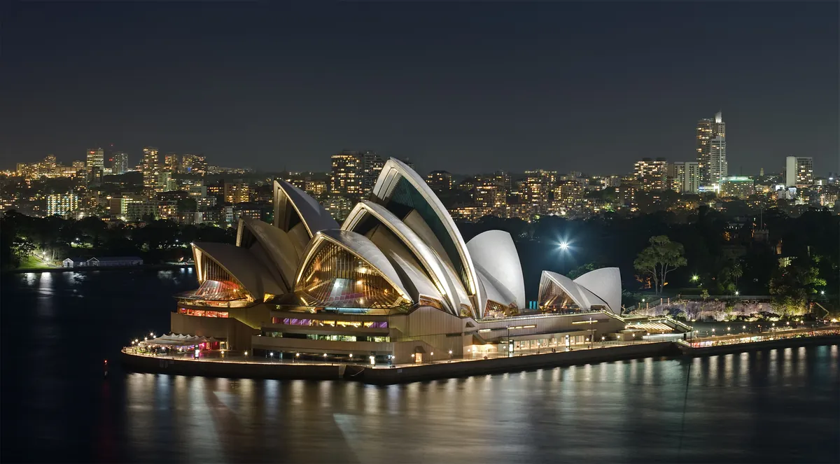 Opéra de Sydney illuminé la nuit, Australie, un des pays en A