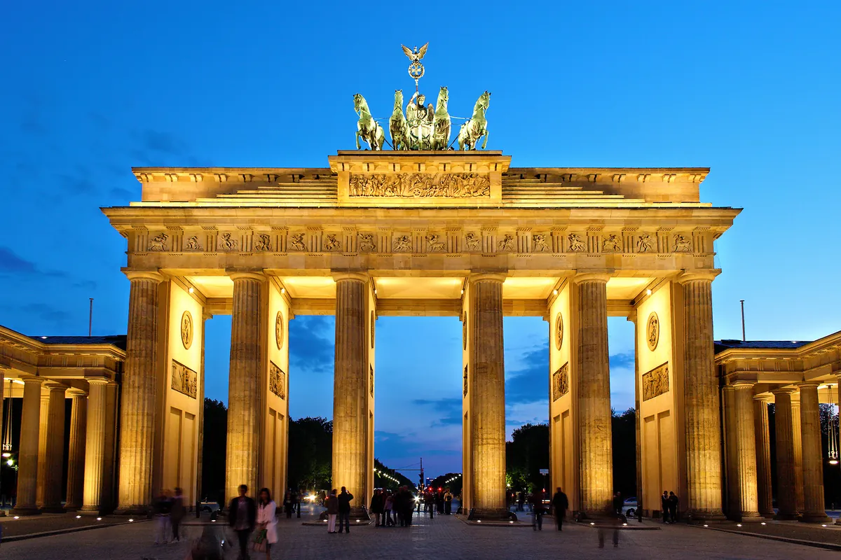 Porte de Brandebourg à Berlin le soir, Allemagne, pays en A
