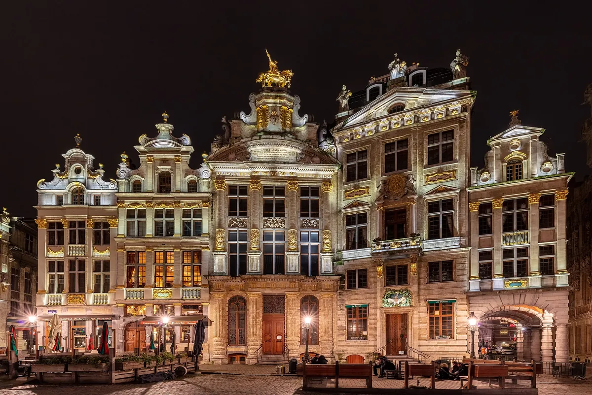 Maisons de la Grand-Place de Bruxelles illuminées la nuit, Belgique, pays en B