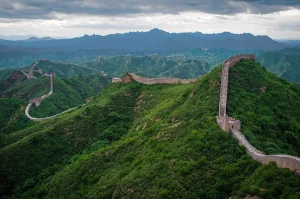 Grande Muraille de Chine serpentant sur les collines de Jinshanling, pays en C