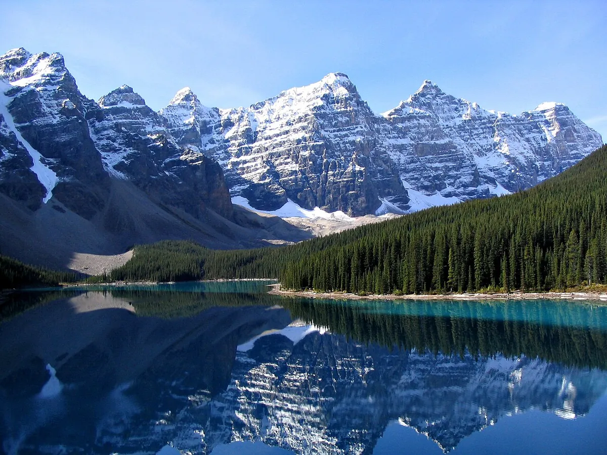 Lac Moraine aux eaux turquoise sous les sommets enneigés des Rocheuses canadiennes, pays en C