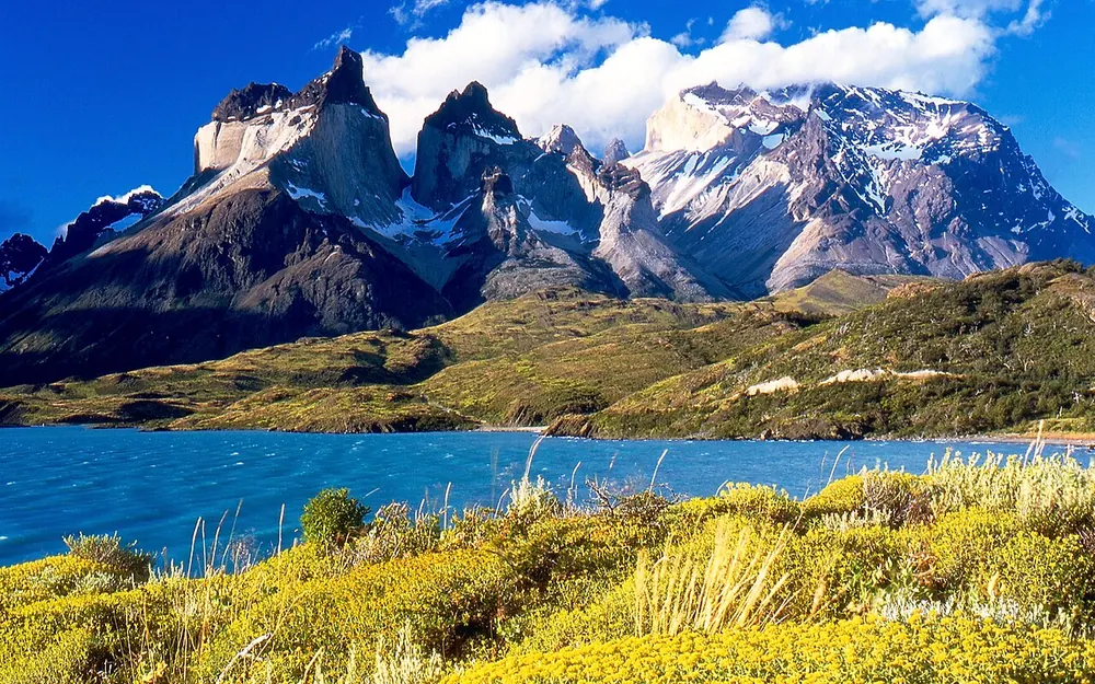 Cuernos del Paine au-dessus du lac Pehoé dans le parc national Torres del Paine au Chili, pays en C