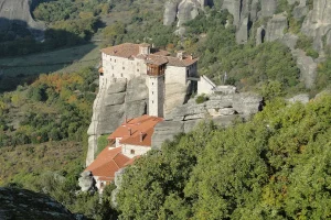 Monastère de Roussanou perché sur un rocher des Météores, en Grèce, pays en G