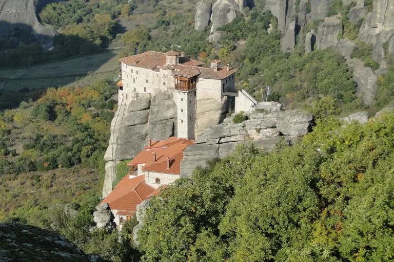 Monastère de Roussanou perché sur un rocher des Météores, en Grèce, pays en G