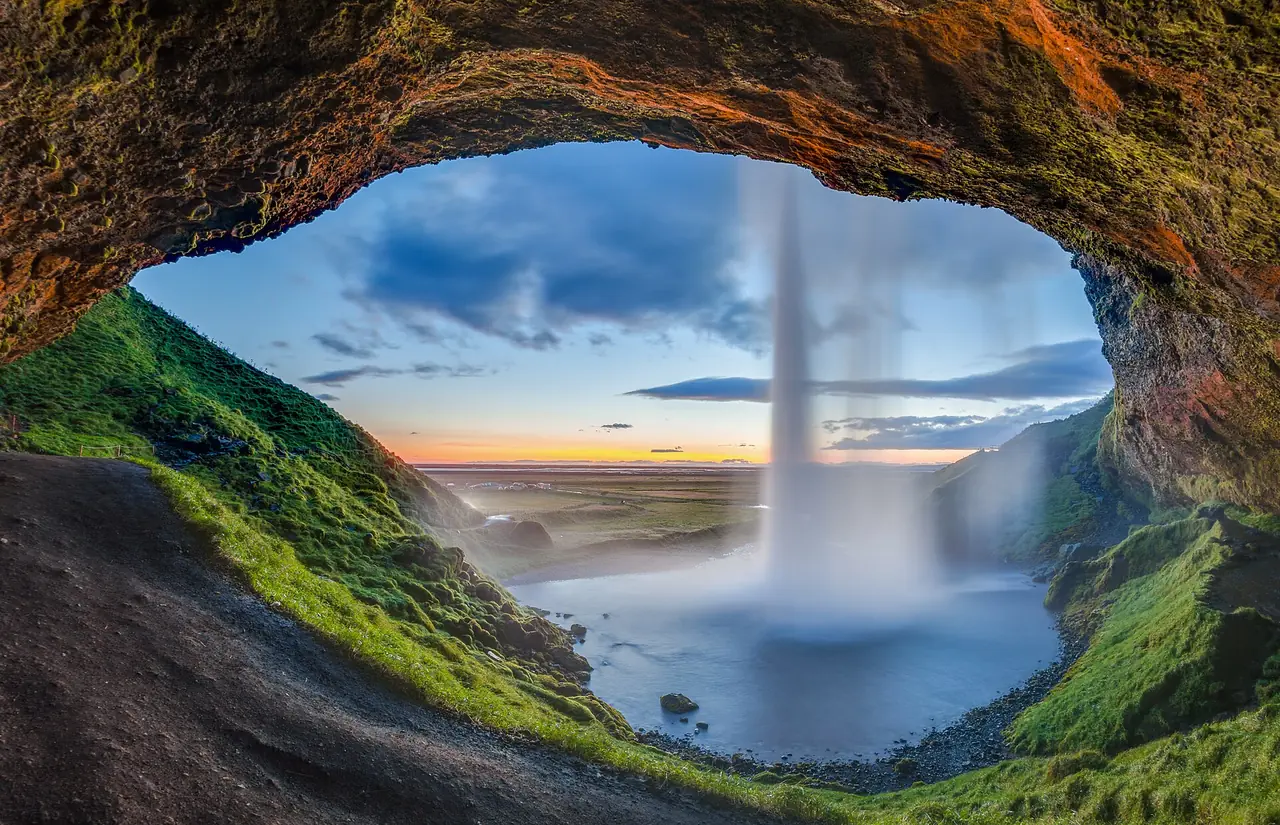 Cascade de Seljalandsfoss tombant d’une falaise verdoyante dans le sud de l’Islande, pays en I