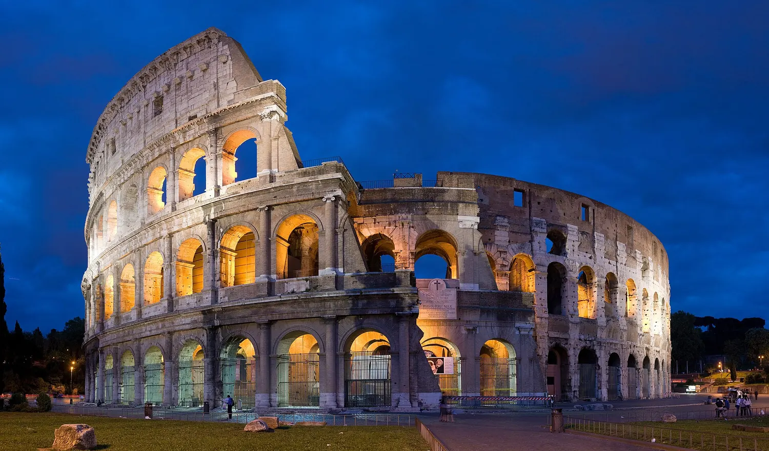 Le Colisée de Rome sous un ciel bleu, amphithéâtre antique, Italie, pays en I