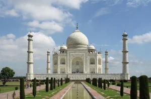 Le Taj Mahal, mausolée de marbre blanc construit au XVIIe siècle à Agra, en Inde, pays en I