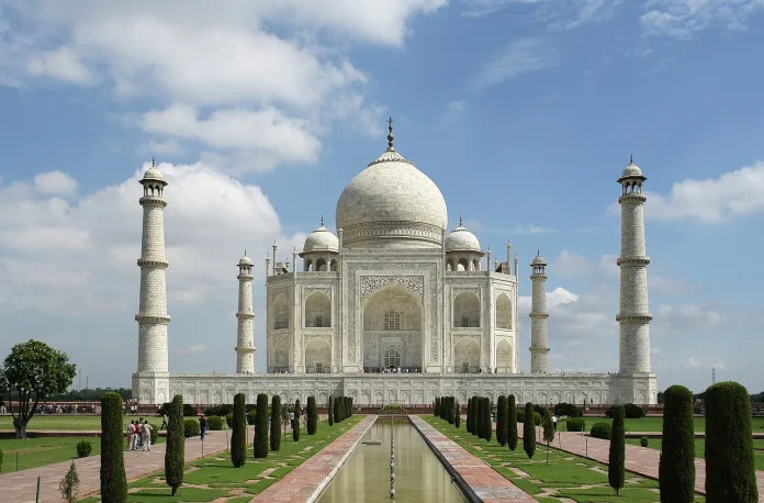 Le Taj Mahal, mausolée de marbre blanc construit au XVIIe siècle à Agra, en Inde, pays en I
