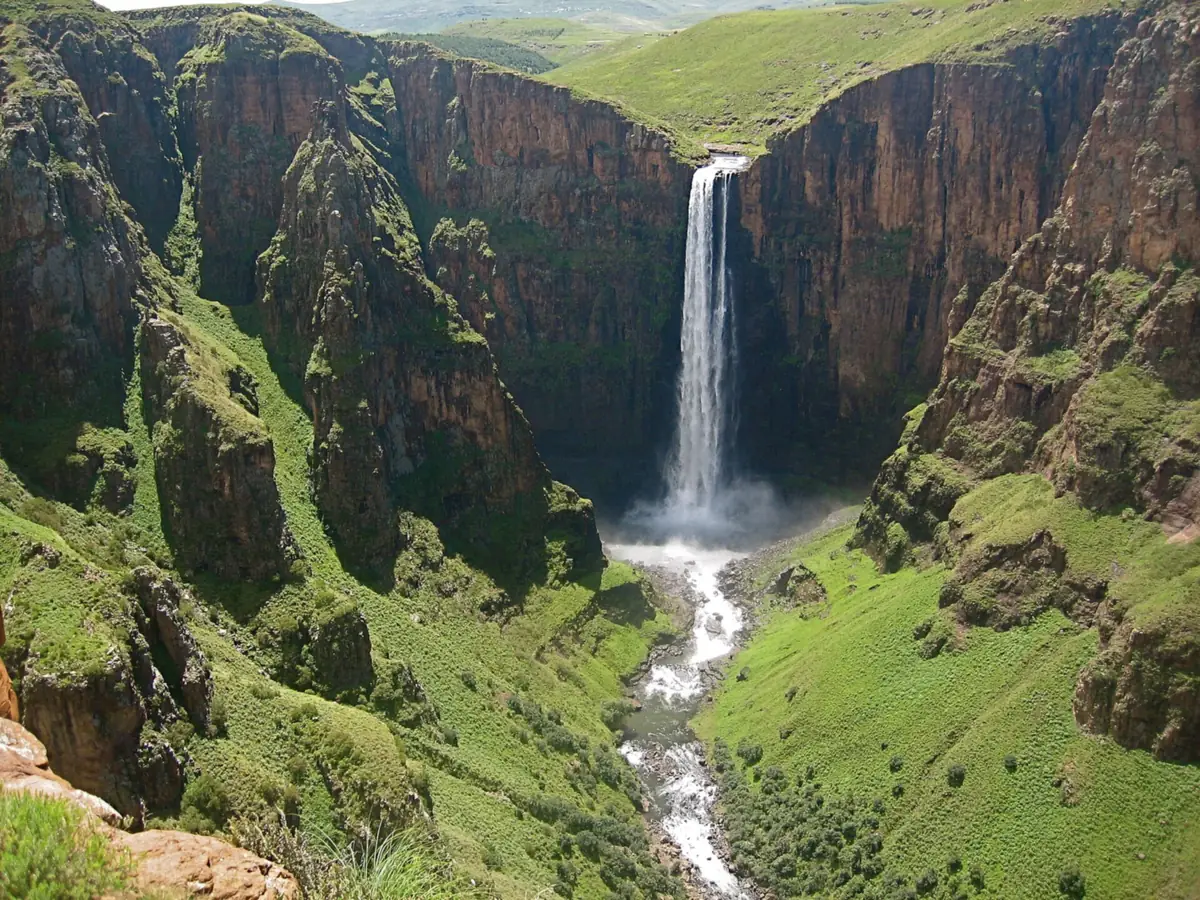 Les chutes de Maletsunyane tombant dans une gorge verdoyante près de Semonkong, au Lesotho, pays en L