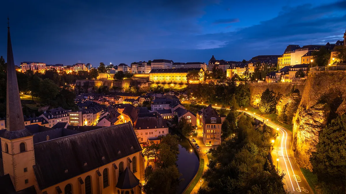 Le quartier du Grund au pied des remparts de la ville de Luxembourg, illuminé la nuit, pays en L