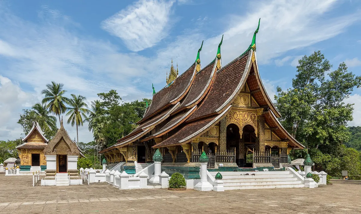 Le temple bouddhiste Wat Xieng Thong et ses toits superposés à Luang Prabang, au Laos, pays en L