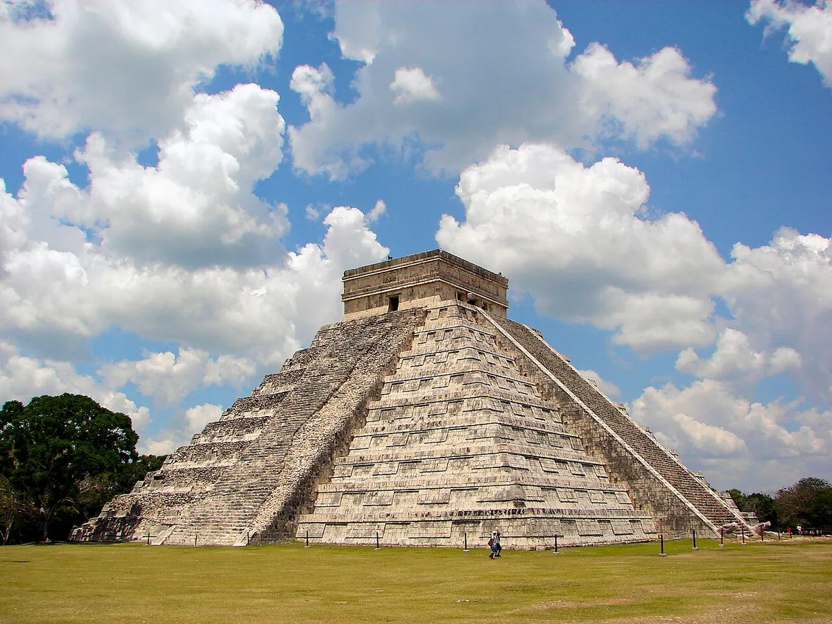 La pyramide maya El Castillo (temple de Kukulcán) sous un ciel nuageux sur le site de Chichén Itzá, au Mexique, pays en M