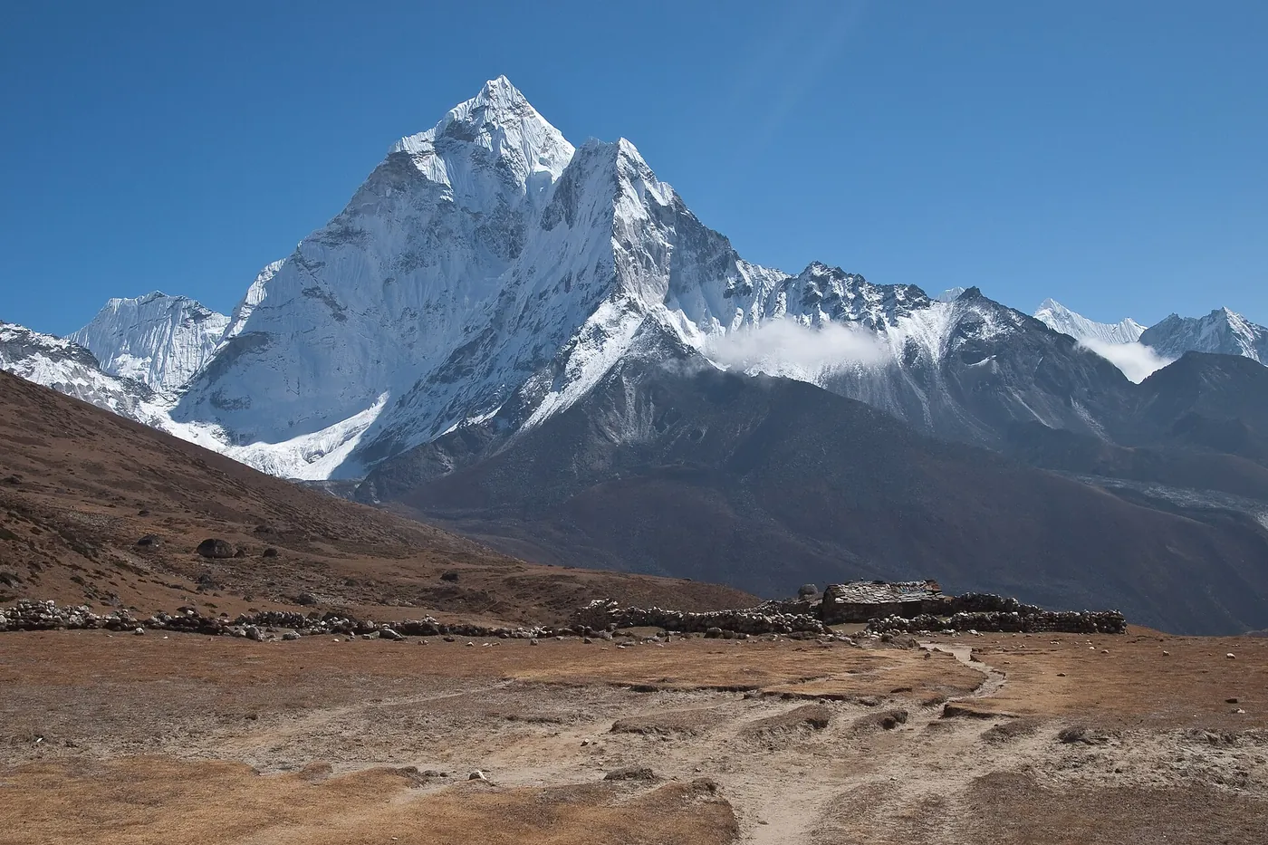 Sommet enneigé de l’Ama Dablam au-dessus d’une vallée de la région de l’Everest, dans l’Himalaya au Népal, pays en N