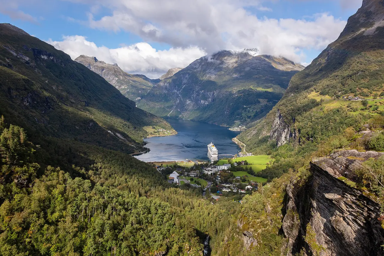 Vue plongeante sur le fjord de Geiranger et son village depuis le belvédère de Flydalsjuvet, en Norvège, pays en N